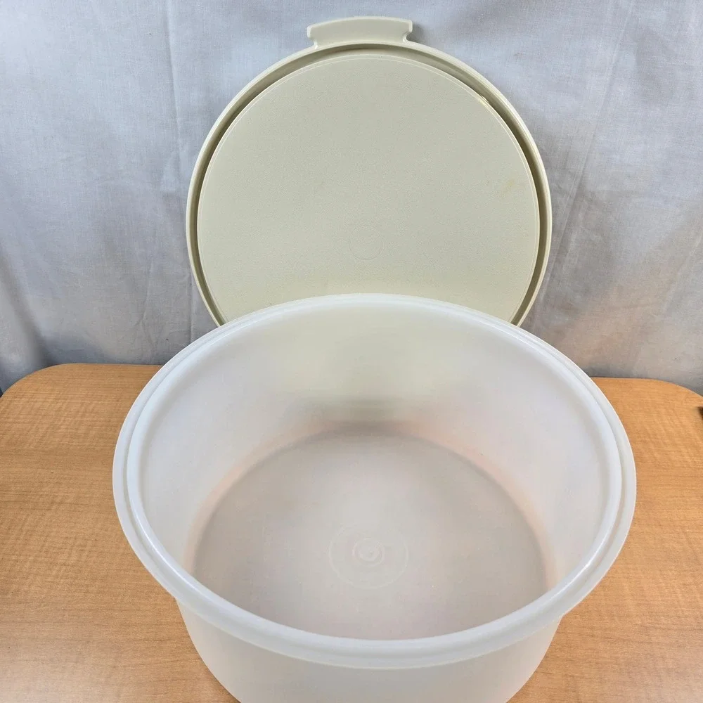 Tupperware Cake Container Carrier Base and Lid 12
